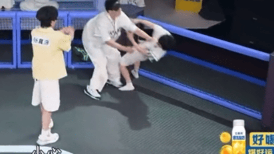 原创            周深发长文和稀泥，奔跑吧老套路惹翻众网友，郭艾伦白鹿背锅！