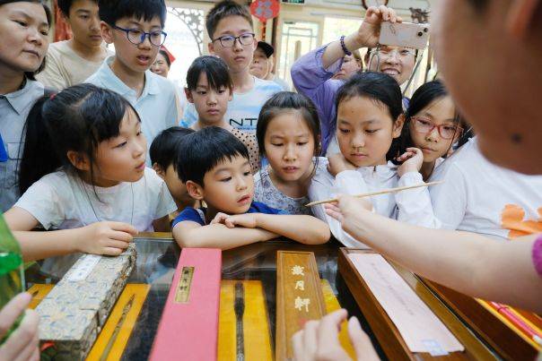 “打开艺术之门”非遗体验营探秘湖笔制作