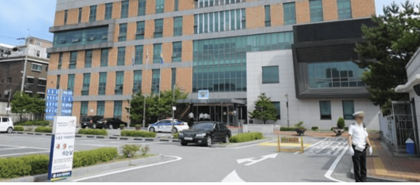 女子街头裸身游荡，牵出“弑母案”！自称刺死80多岁母亲，“她让我过得很艰难”