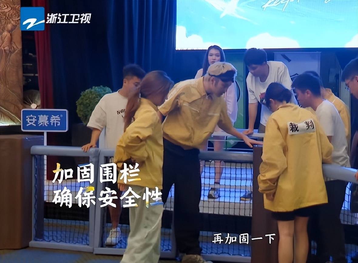 原创            周深录《跑男》受伤，脖子被勒红躺地挣扎，粉丝怒斥节目组维权