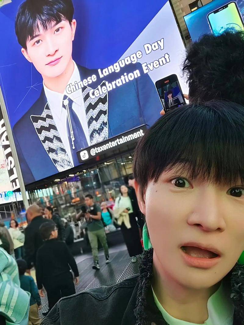 原创            周深综艺被蒙眼拖行，幽默化解不愿和电视台结怨，网友却难消气