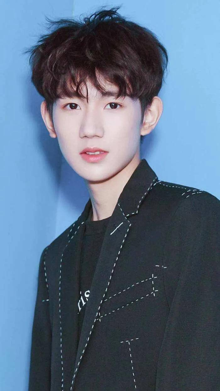 原创            三小只差距拉大？王源的路为啥越走越“迷”？