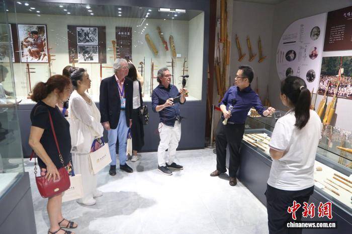 澳大利亚艺术家南宁感受多元乐器文化：听壮乡之音 品东盟之韵