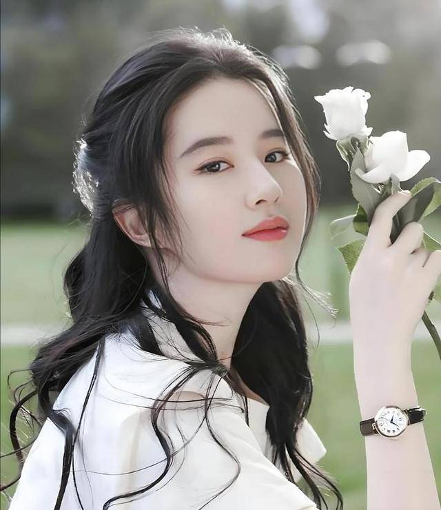 刘亦菲缺席白玉兰颁奖礼口碑崩盘，网友嘲其退场咖、输不起