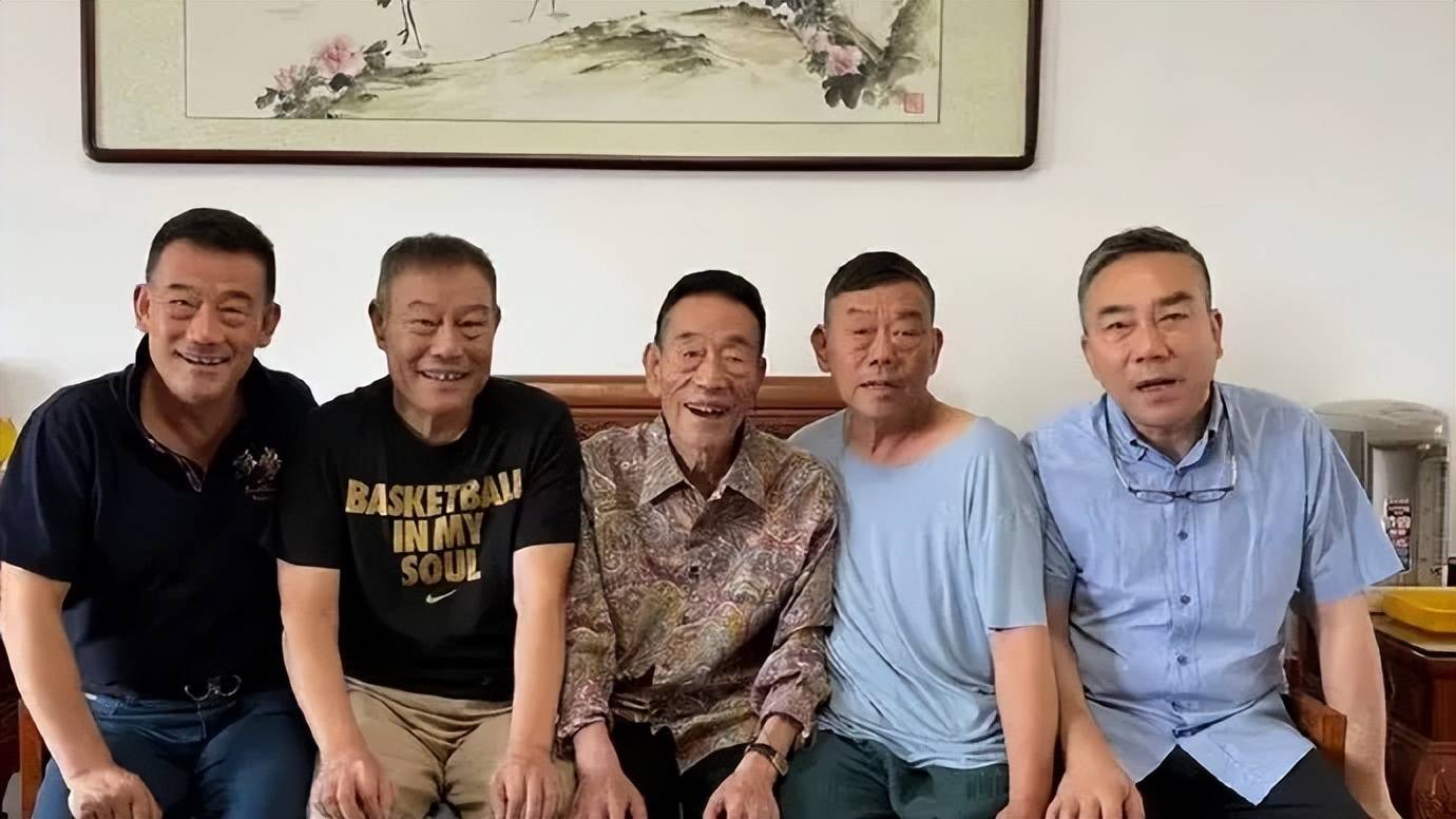 原创            长子还原杨少华去世场景！头晕送医半路离世，杨议隐瞒细节惹争议