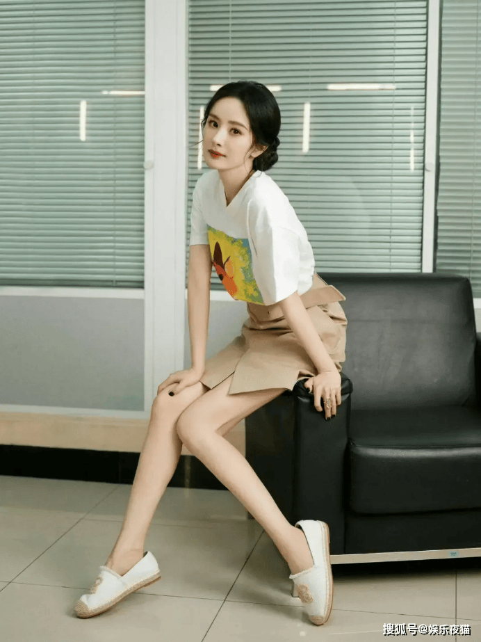 杨幂堪称行走的衣架子，纤细腰身与逆天长腿勾勒出完美比例