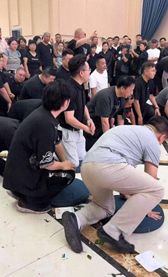 原创            杨少华葬礼场面宏大！长子杨威扛幡，杨议手捧骨灰盒，红色棺木