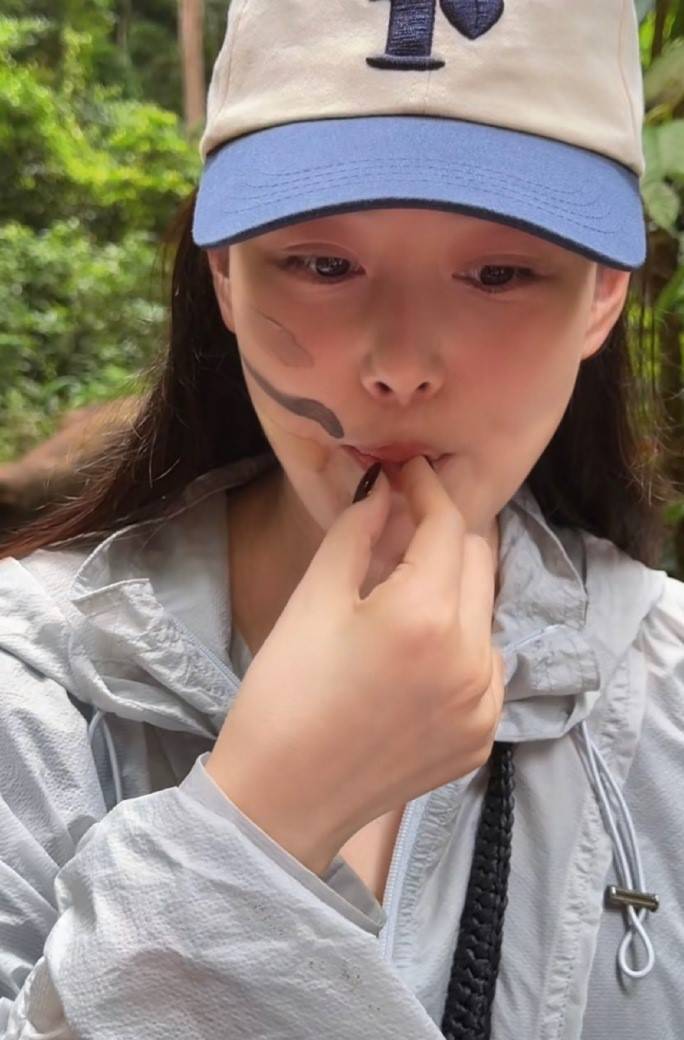 张馨予与老公云南旅游 大胆尝试吃活蚂蚁