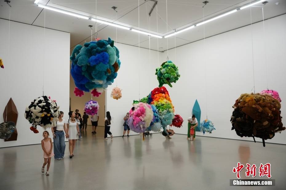 美国纽约当代艺术博物馆迎来暑期客流高峰