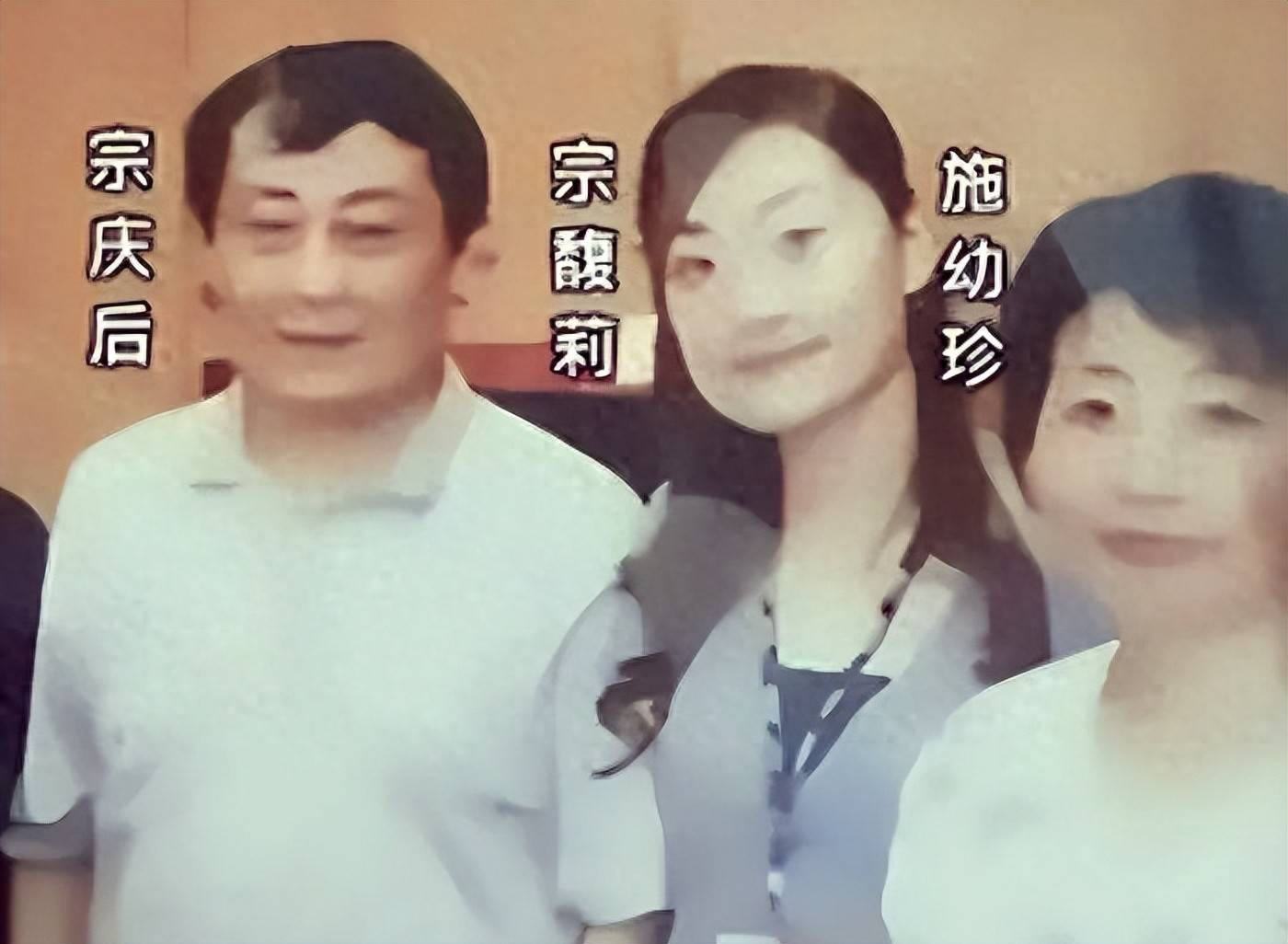 原创            宗庆后葬礼现场，宗馥莉哭到崩溃，原配很平静，宗继昌偷偷捧骨灰