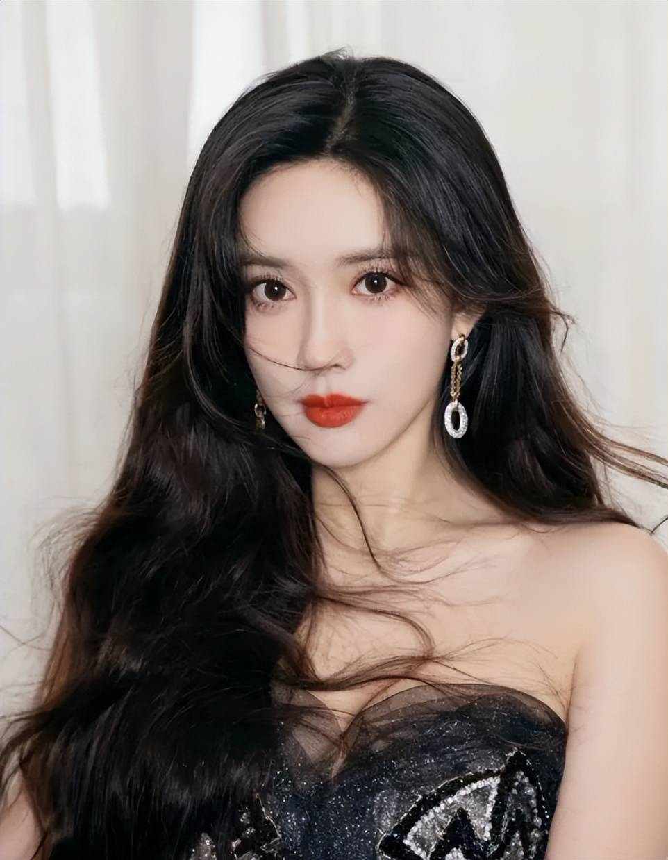 原创            从全网黑到万人迷，十年逆袭成女主，强势升咖迎来大满贯