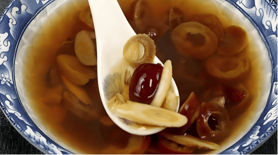 赵丹阳医生：血脂高不用愁，山楂配两味药材，好喝又降脂