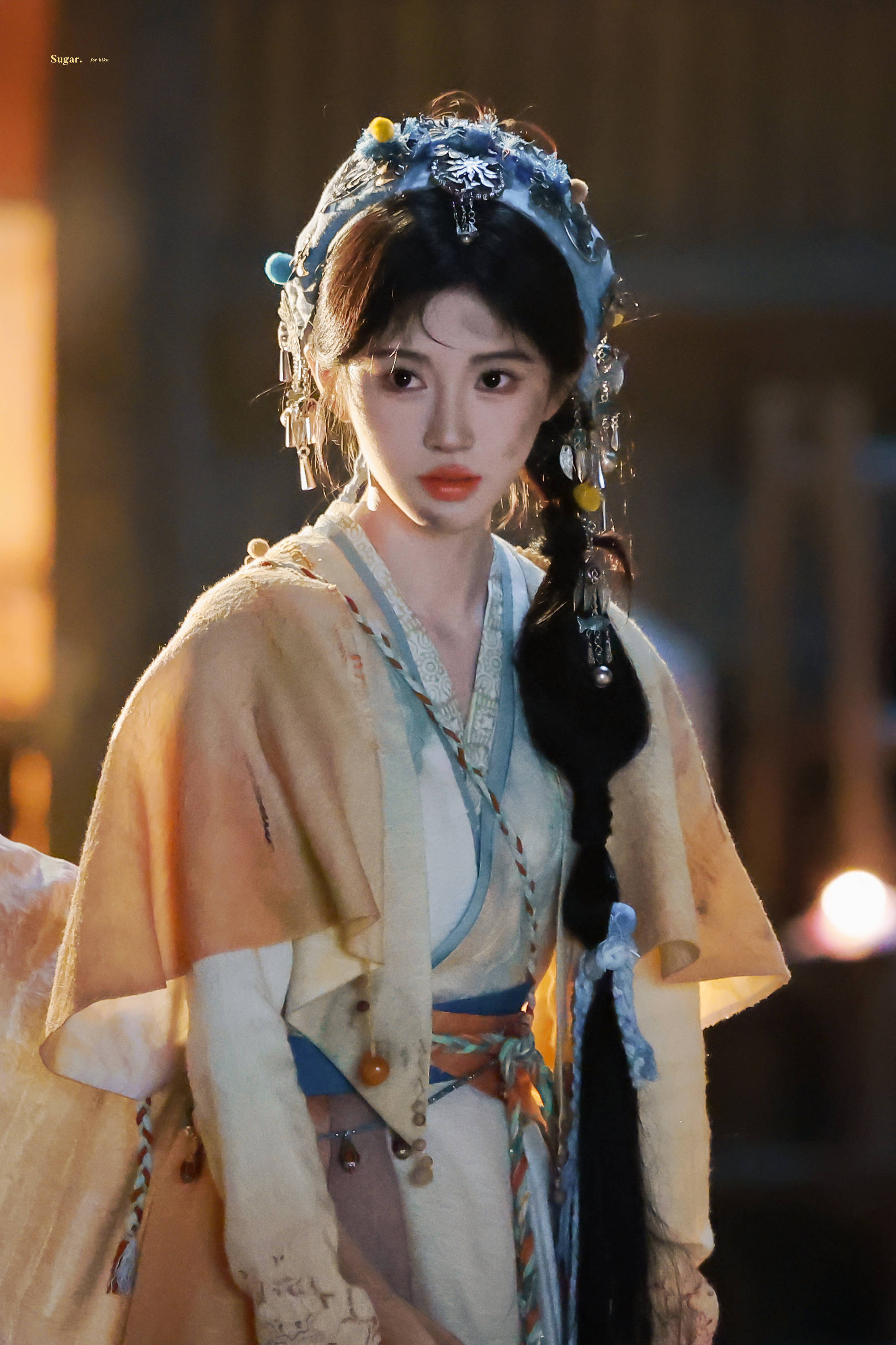 鞠婧祎穿浅黄襦裙明媚娇俏 表情灵动脸颊带灰宛如脏脏包