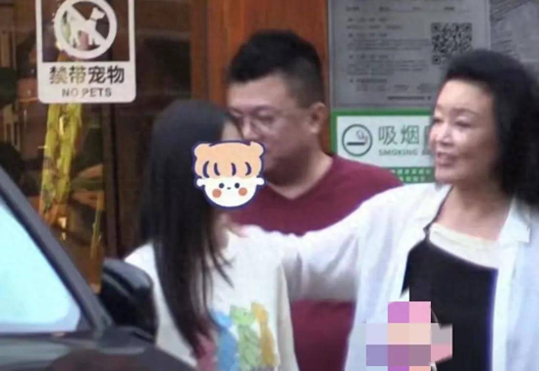 张兰带孙子孙女吃大餐！玥儿全程冷脸，一动作暴露与奶奶真实关系