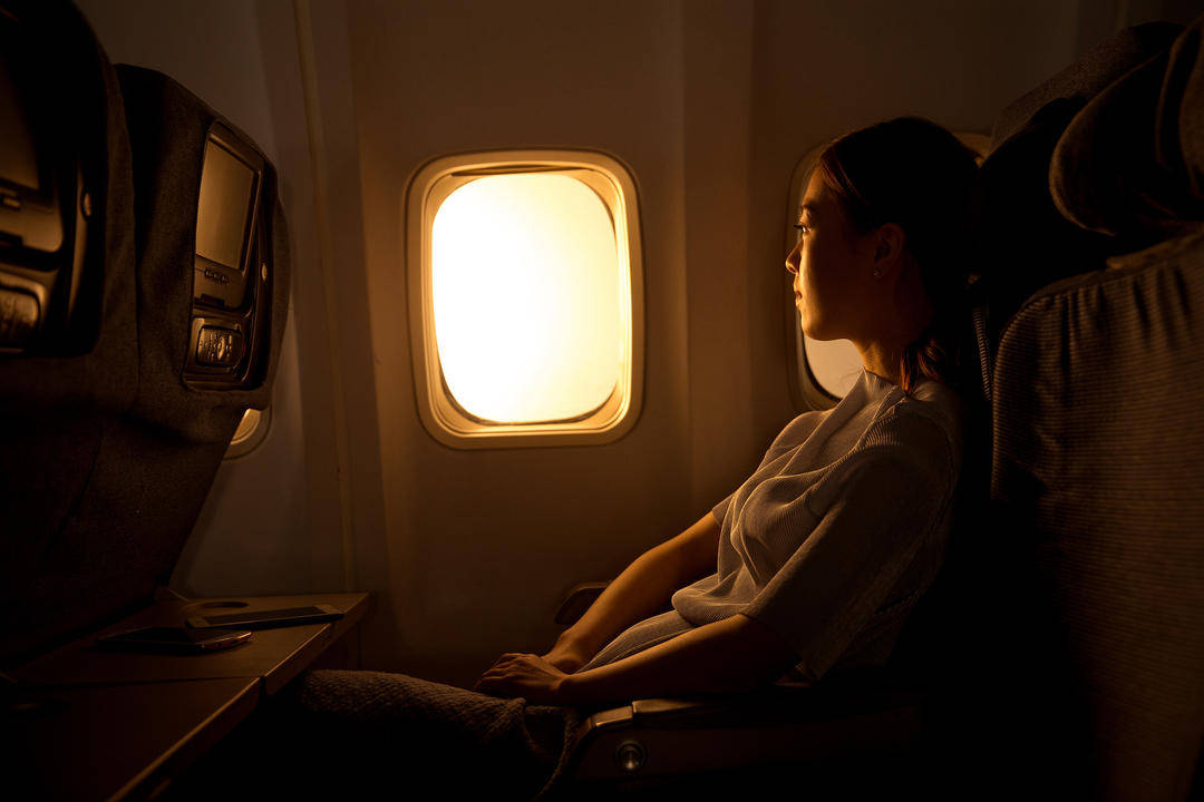 女子坐11小时飞机后猝死，专家：久坐是诱因，这些高危因素叠加更危险