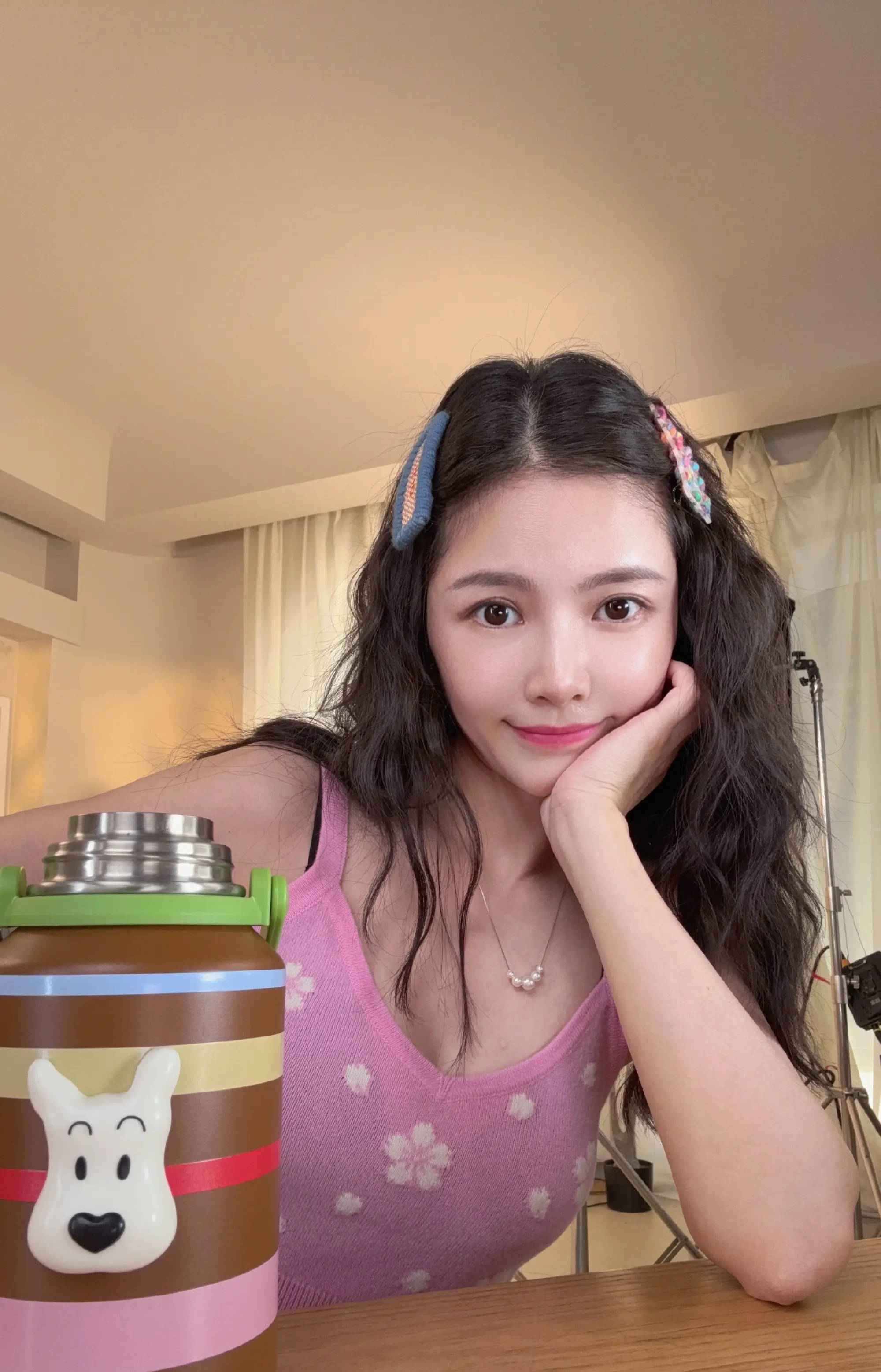 王灿穿粉色吊带上衣自拍心情好！戴可爱发卡超甜美