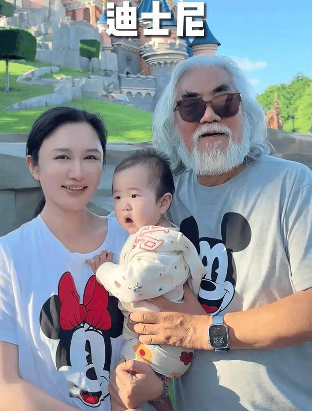 张纪中杜星霖穿情侣装逛迪士尼！老爷子举起20斤小女儿，父爱爆棚