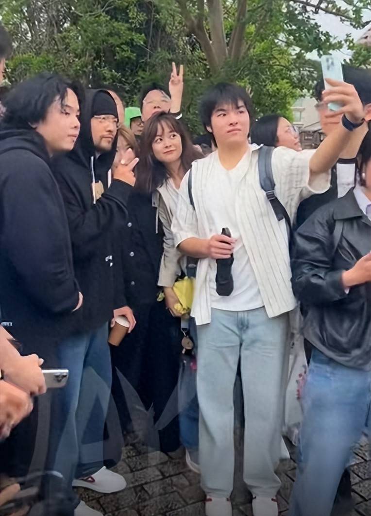原创            周杰伦到日本旅游，被粉丝们疯狂围堵，整个东京都在偶遇周杰伦
