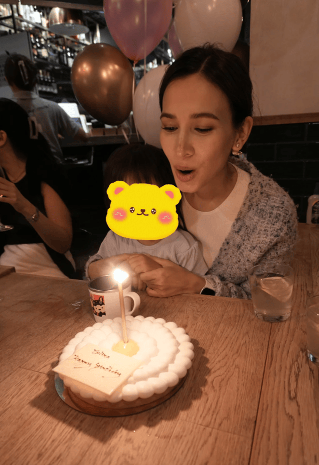 原创            卢靖姗和韩庚逛祥云小镇，肚子好大看着有6个月，素颜皮肤好很美