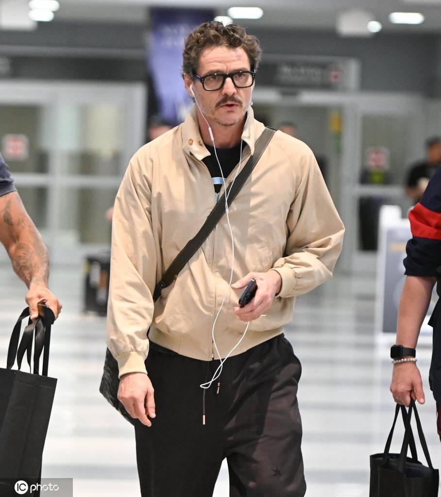 佩德罗·帕斯卡戴耳机现身纽约肯尼迪机场轻松随性