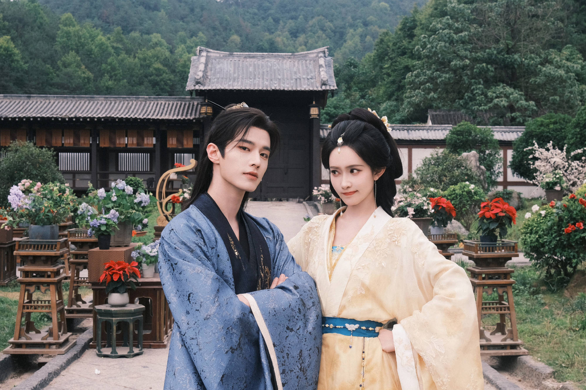 孟子义晒与何与同框古装剧照！双手捧脸作娇羞状秒变小女人