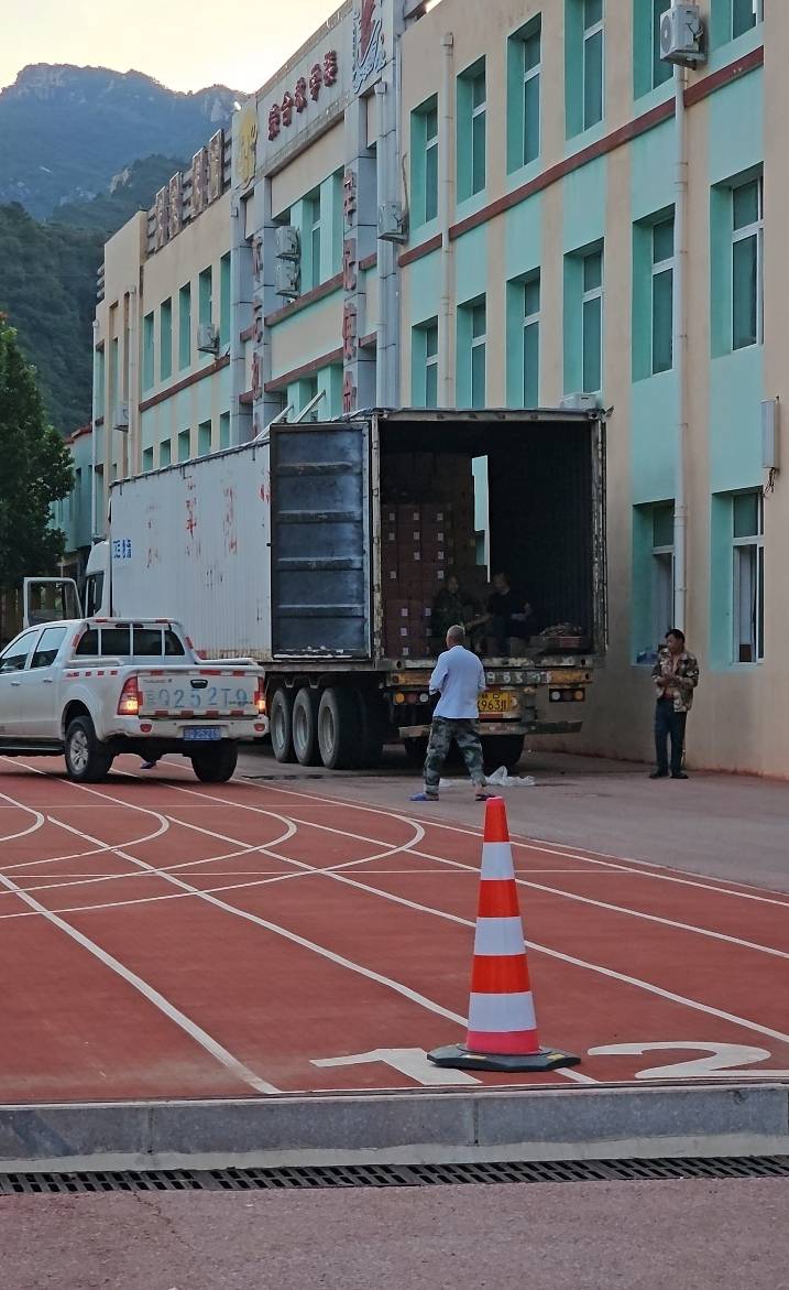 北京强降雨结束，预计8月3日再次降雨！饮用水、手电筒、保温壶等物资被送到安置点