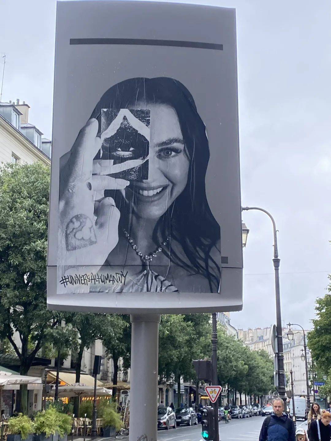 Katy Perry 的照片出现在巴黎街头，这个画家我喜欢！