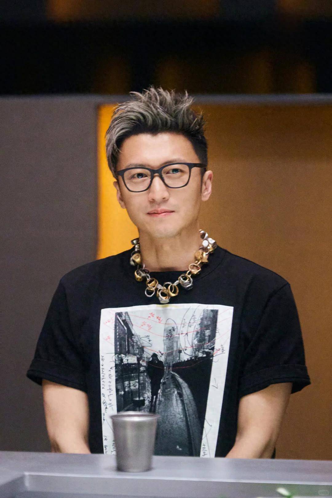 原创            谢霆锋又当舅！妹妹生子晒照，混血外甥耳垂超大，外国妹夫乐坏了