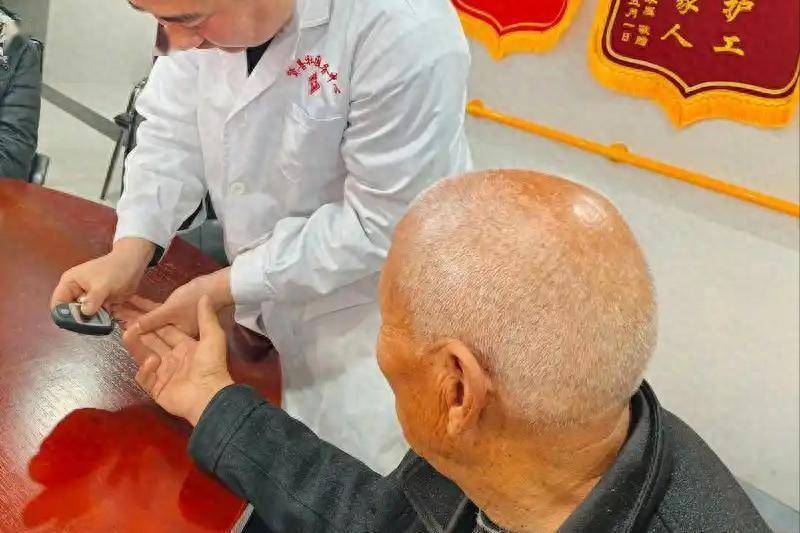 老年人要多吃蓝莓?医生:4种水果糖尿病也可以吃,很多人不知道