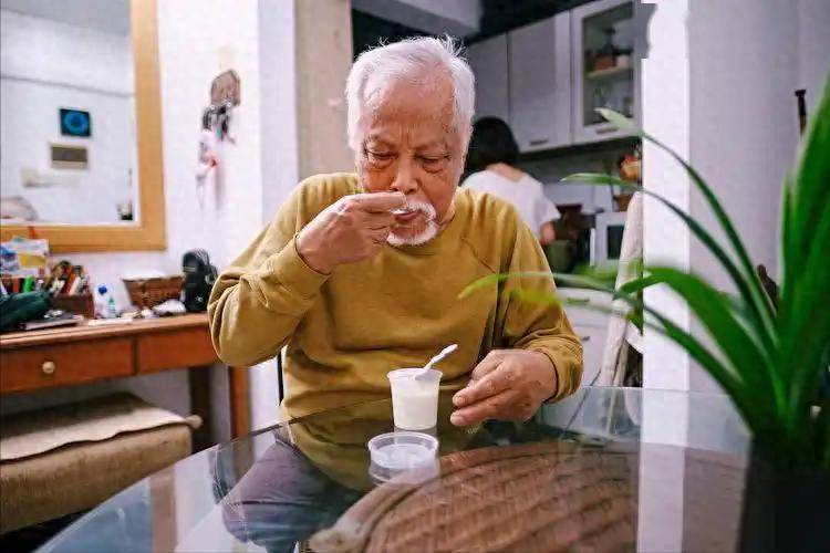 调查发现：那些每天吃点酸奶的人，到70岁以后，大多出现这些情况