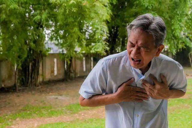 夏季冠心病高发？医生：宁可吹空调喝冷饮，也不要做这3件高危事