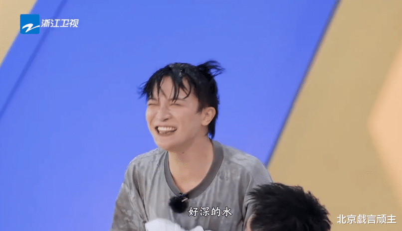 原创            奔跑吧13，周深爆笑压轴跳水，不服输精神拉满喜剧效果