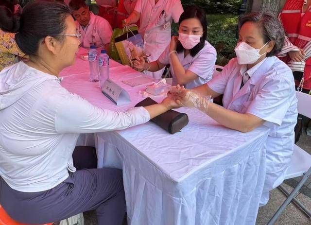 “七一”前夕，“百名党员送健康”惠民义诊进社区