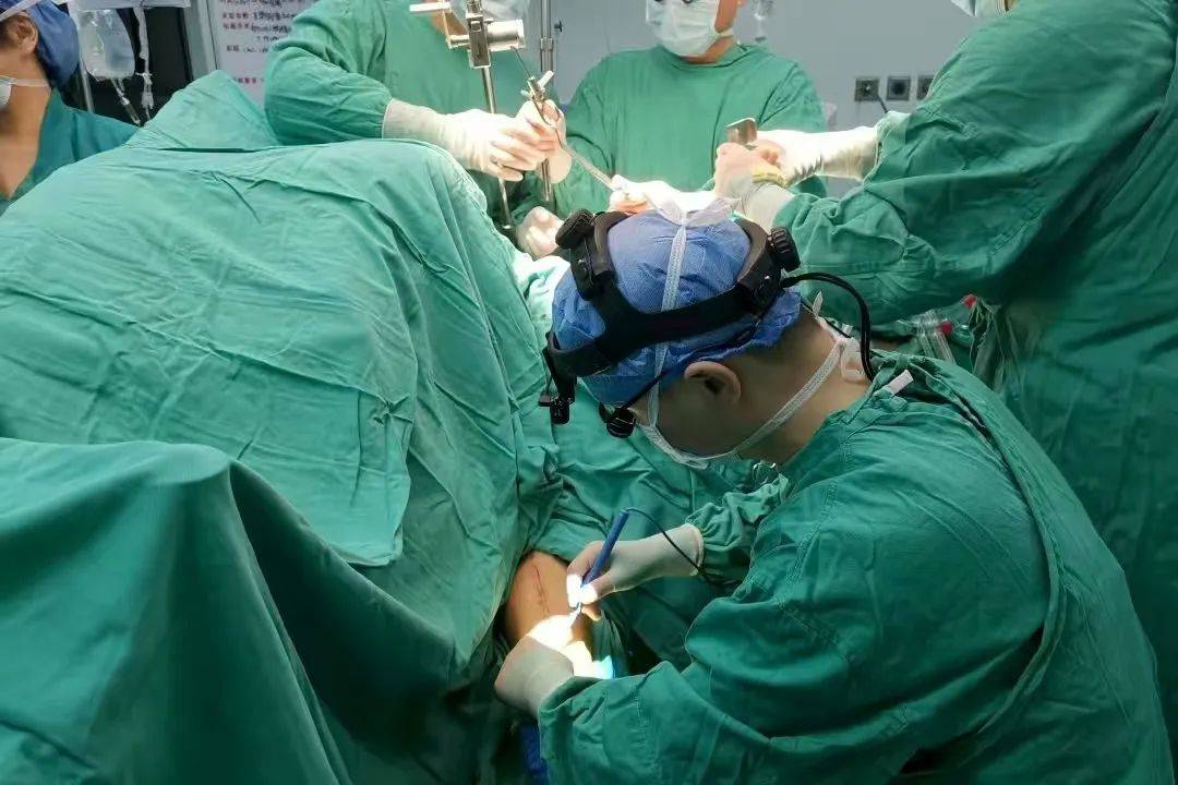 一例罕见心、肺、主动脉、感染“四合一”手术在河南顺利实施