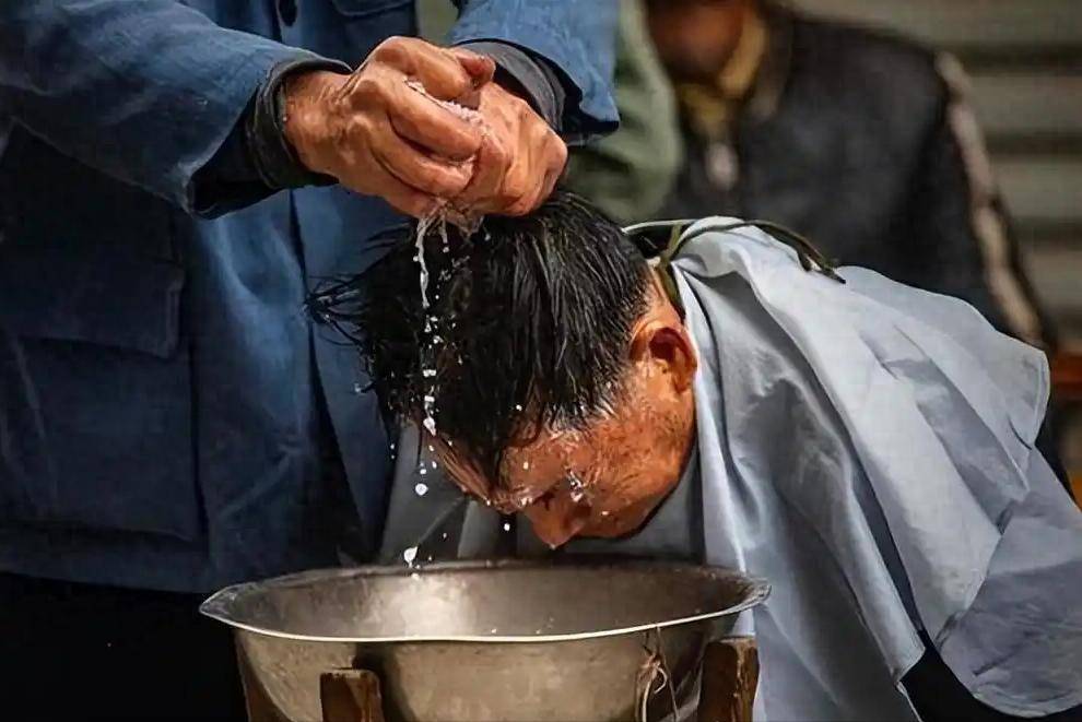 中风与洗头有关？医生再三提醒：天气炎热，洗头时牢记“3不要”