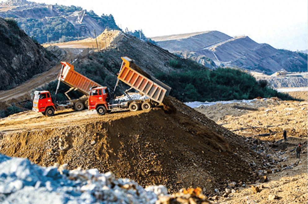一个危险信号出现！美国绕过中国出口禁令，从第三国获得大量关键矿产，中方不得不防