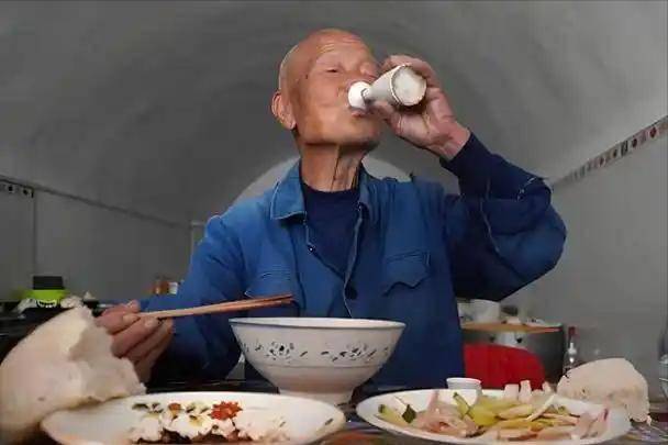 医生发现：男性若长期不喝酒，用不了多久，身体或出现这5个变化