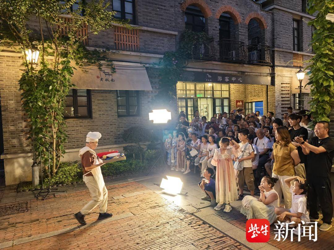 古韵味里传非遗，门东社区居委会上演张派相声艺术专场