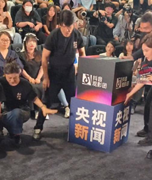 原创            南京照相馆路演，佟丽娅脸凹瘦脱相，宋茜老婆嘴抢镜，高叶脸好油