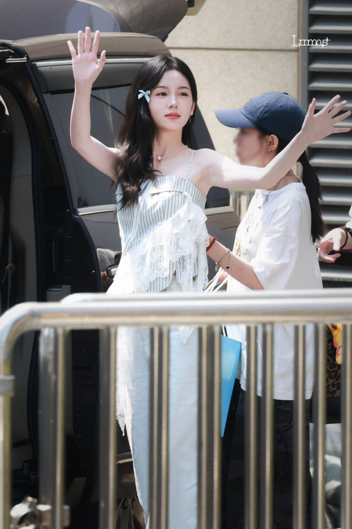 周也头戴蝴蝶结身穿吊带 俏皮可爱好似洋娃娃