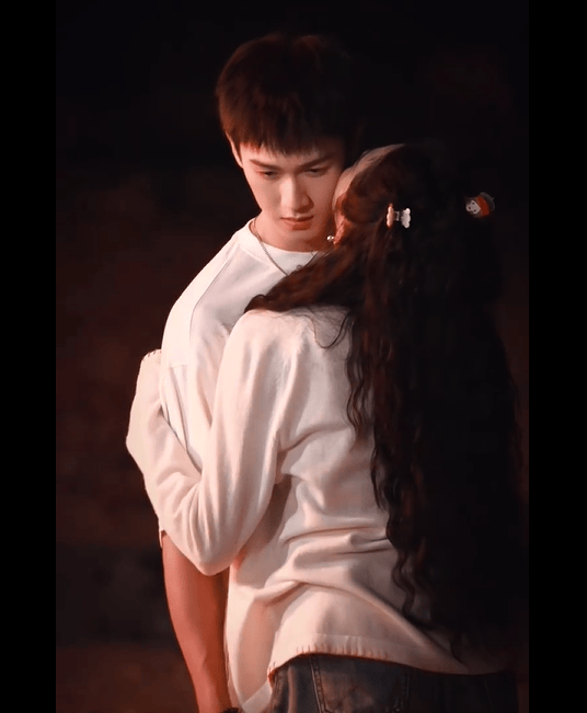 关晓彤李昀锐醉酒贴脸路透 笑眼弯弯氛围甜度爆表