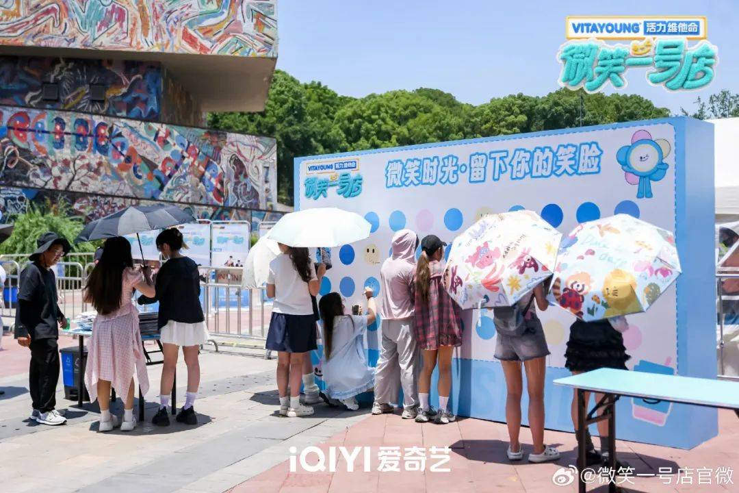 原创            火爆短视频！《微笑一号店》掀起热潮，年轻人蜂拥四城咖啡店