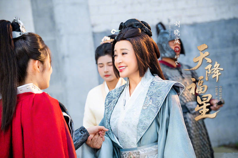 原创            《天降福星》首播，刘晓庆换到微短剧赛道，霸气全开，又烂又颠儿