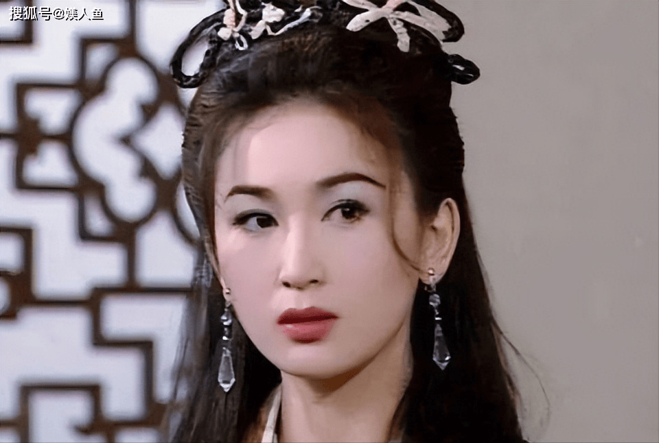 原创            温碧霞生日穿性感低胸裙，老公穿布鞋被说成农民，和16岁养子神似