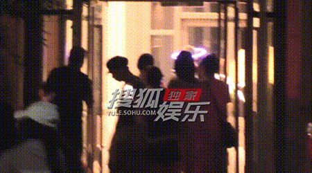 张新成深夜下班略显疲惫 跟粉丝打招呼后快速离开