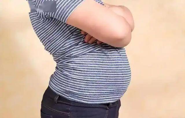 肝脏开始受损，不是看肚子胀不胀！医生：若有4个症状，立即检查