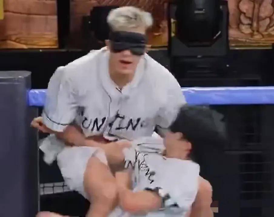 原创            看到邓超在《五哈》中痛哭流涕，才懂他为何要坚定的离开《跑男》