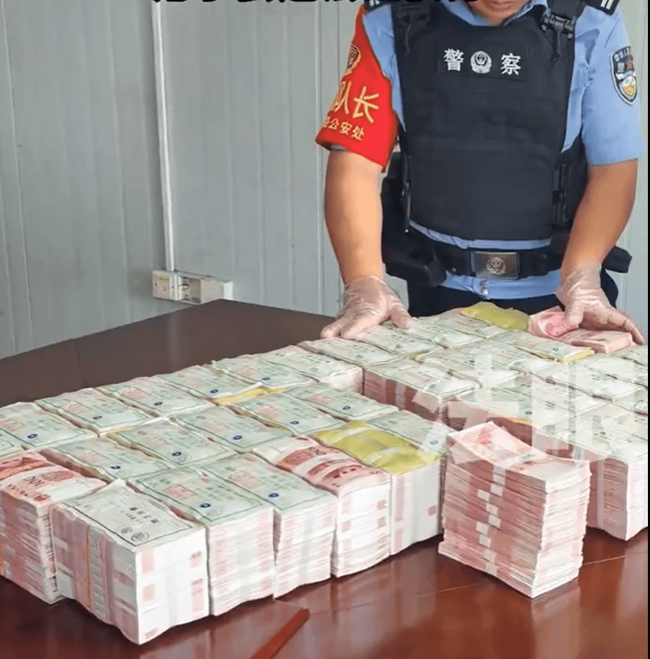 2名男子拖着大型行李箱过安检，被发现装有400万元现金，结局令人舒适