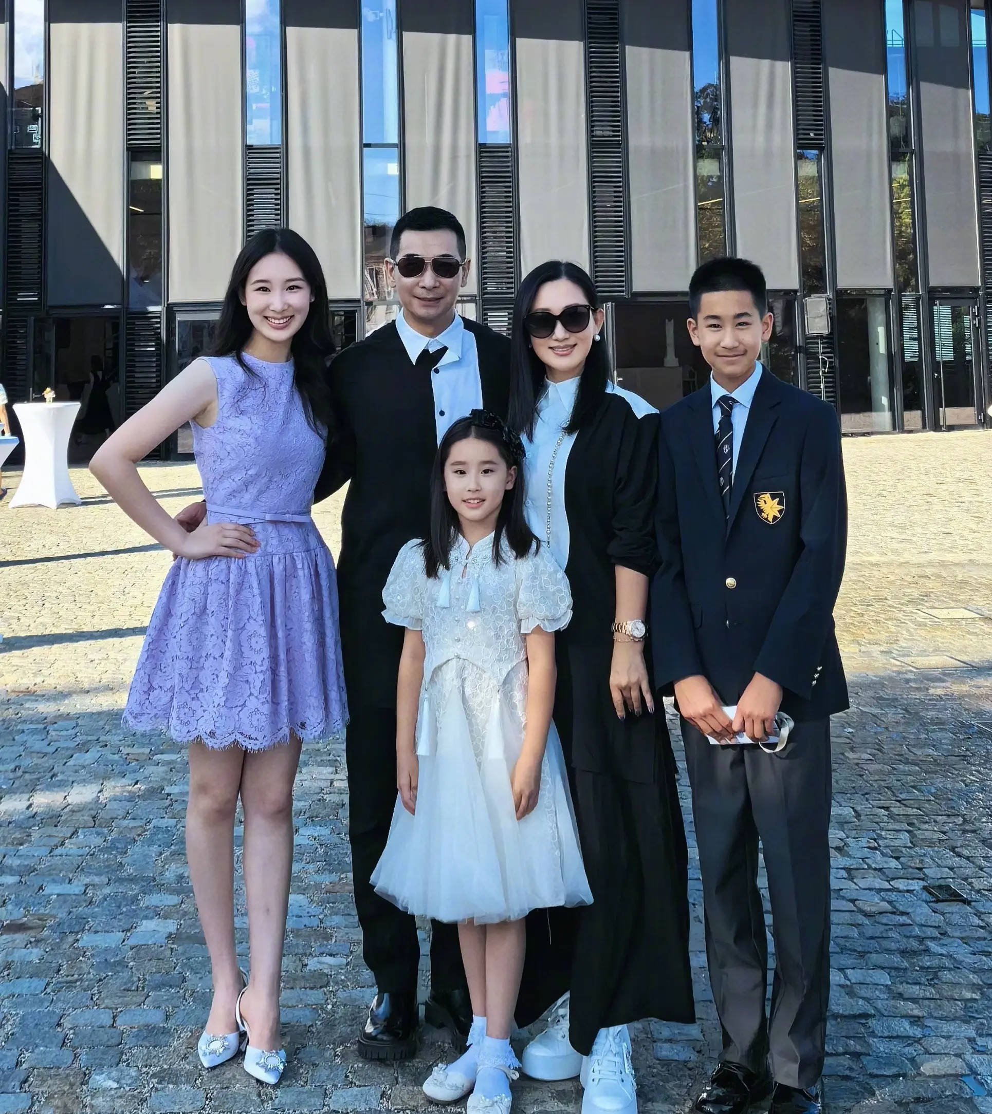 赵文卓恭喜大女儿高中毕业！晒一家五口合照温馨有爱