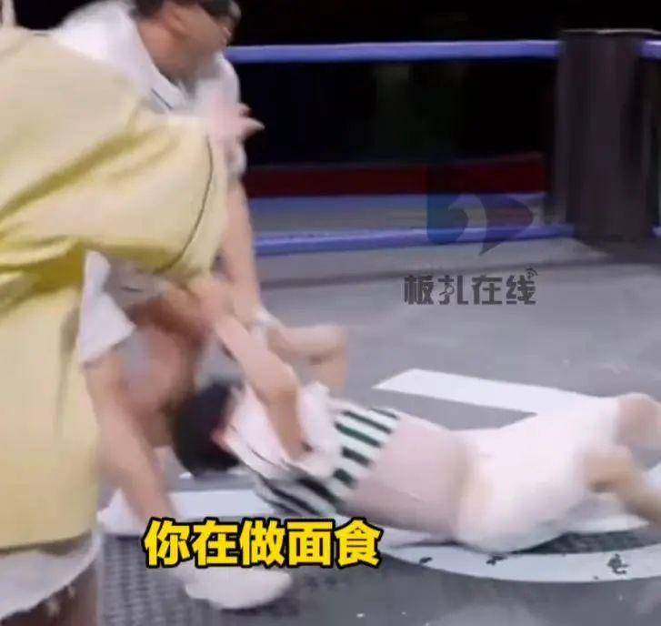 周深录制综艺遭嘉宾拖拽引争议 回应：目前身体无大碍